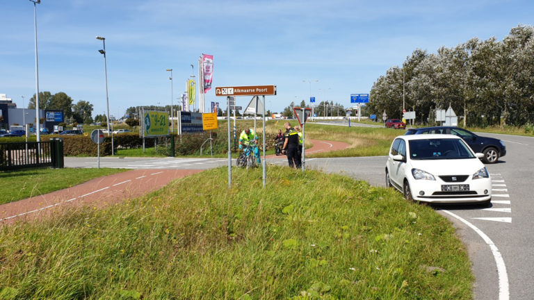 Fietser geschept op kruising fietspad Omval en toegangsweg Ranzijn