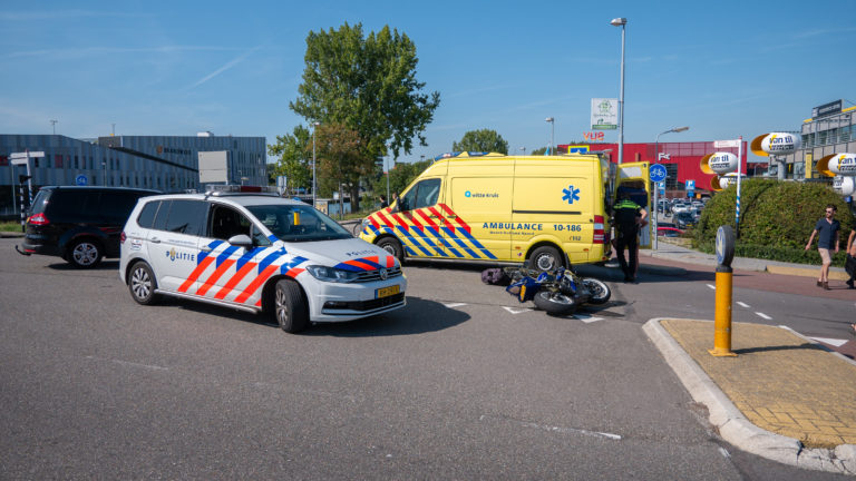 Twee gewonden na aanrijding in Alkmaar; fiets en motor klappen op elkaar