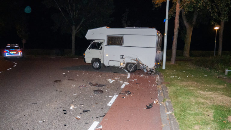 Flinke schade na ongeval met camper en auto op Penningweg in Alkmaar