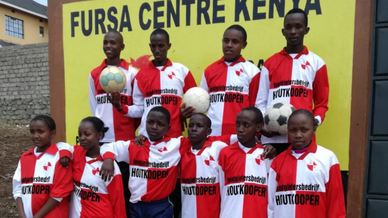 Alkmaarse Boys-shirts naar voetballertjes in Kenia