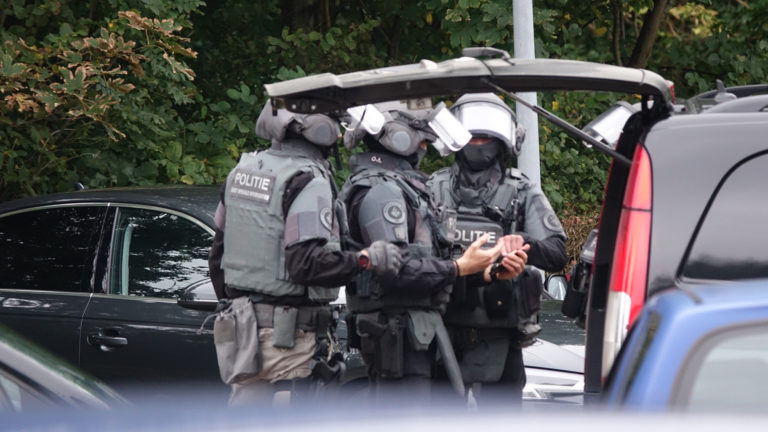 Alkmaarse politie en arrestatieteam naar gijzeling in flat aan Van de Veldelaan
