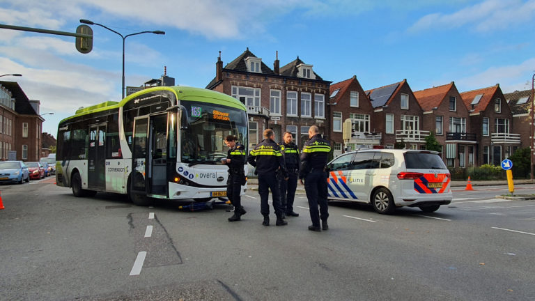 Bus rijdt fietser aan op kruising Bergerweg – Stationsweg