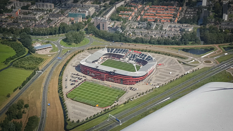 Ook hoofdtribune AZ-stadion krijgt nieuw dak: “Veiligheid van onze fans staat voorop”