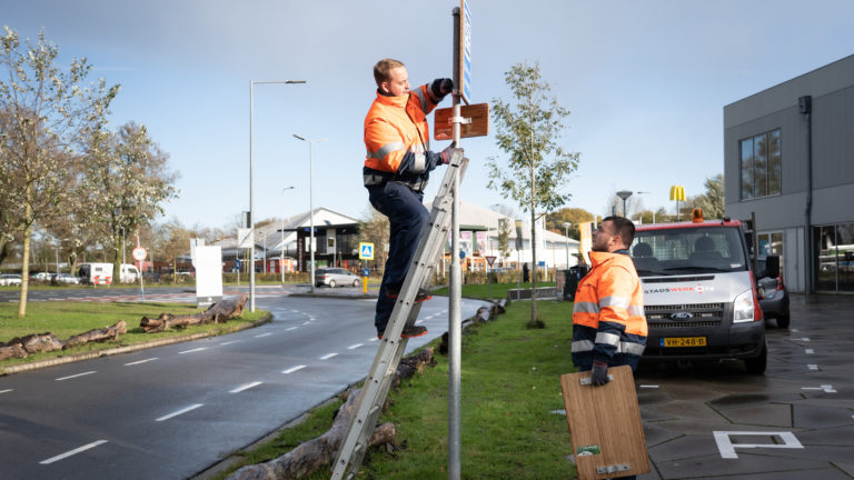 Stadswerk072 start proef met bamboe verkeersborden in gemeente Alkmaar