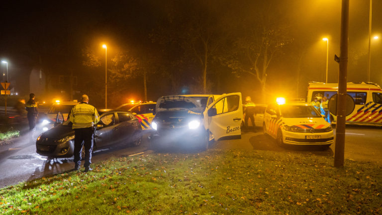 Bestelbus ramt auto op Laan van Darmstadt; een gewonde naar ziekenhuis