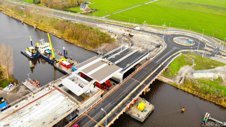 Plaatsing brugdek Kogerpolderbrug mijlpaal in wegenproject N246-N244