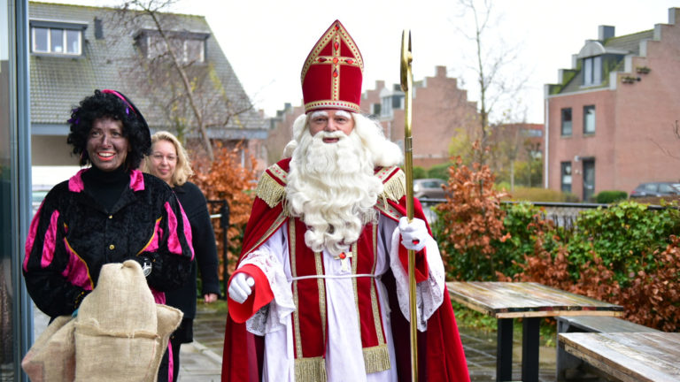 Sint bezoekt Heerhugowaards wijkcentrum De Zon tijdens rijles