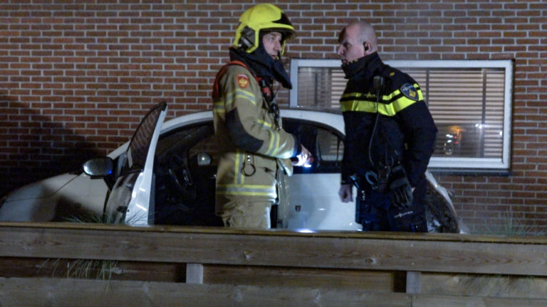 In Ernst Casimirstraat in Alkmaar geparkeerde Fiat 500 valt ten prooi aan vlammen