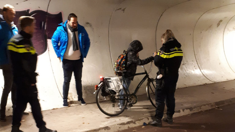 Politie Alkmaar en L!NK houden fietsverlichtingsactie in Omvaltunnel
