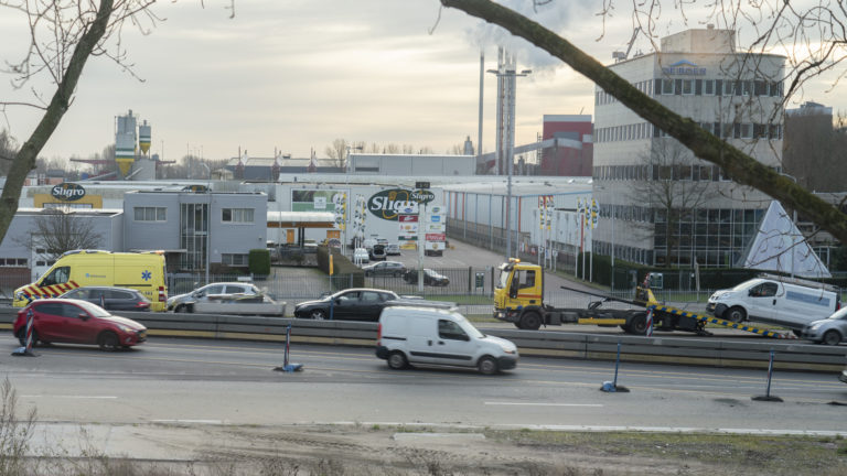 Vijf auto’s betrokken bij kop-staartbotsing op N242 bij Alkmaar; flinke file zorgt voor vertraging