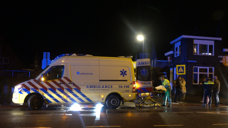 Voetganger geschept op zebrapad Kennemerstraatweg in Alkmaar