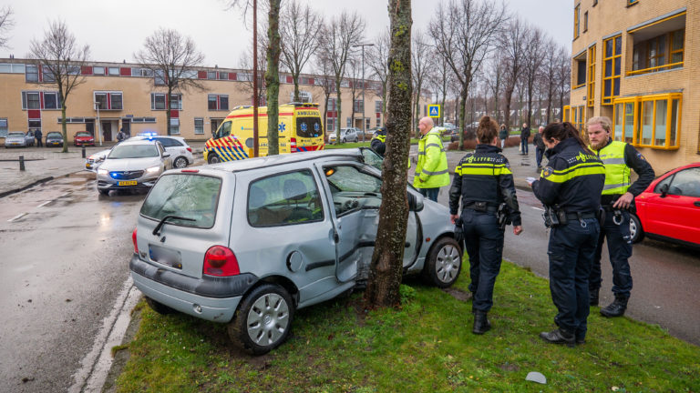 Auto botst hard tegen boom op Laan van Parijs in Alkmaar
