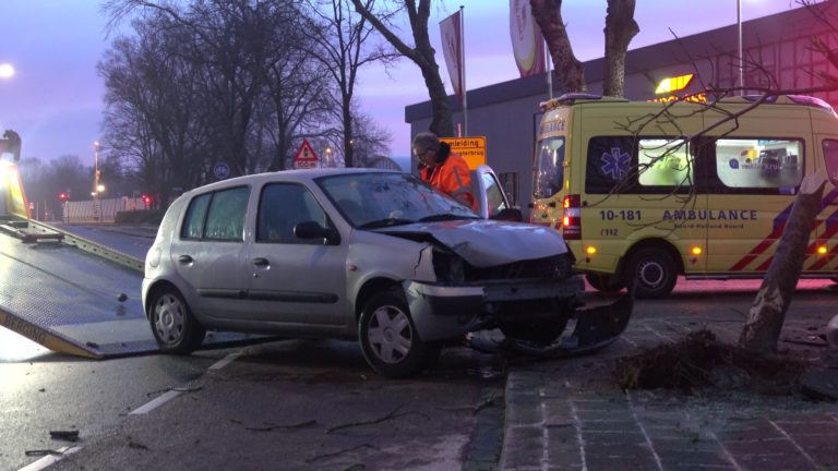 Bestuurder Renault Clio raakt gewond bij éénzijdig ongeval in Alkmaar