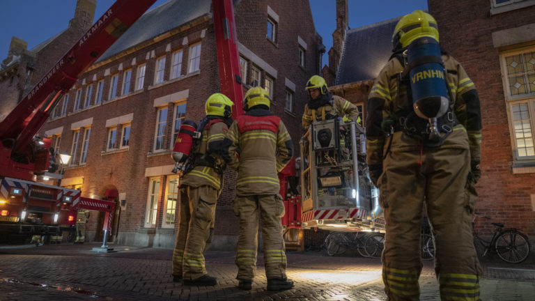 Brandgerucht in Alkmaarse binnenstad trekt de nodige kijkers maar blijkt loos alarm