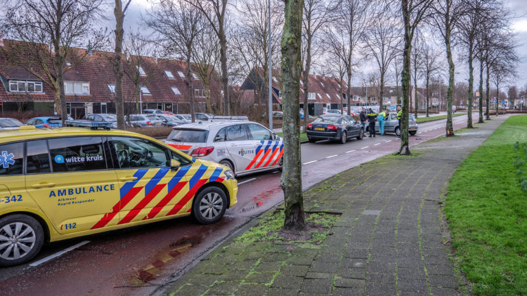 Eénzijdig ongeval op Laan van Parijs in Alkmaar zorgt voor één gewonde en een vernielde auto