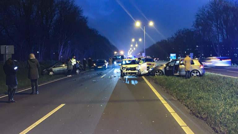 Chaos op Martin Luther Kingweg bij Alkmaar na ongeval met meerdere voertuigen