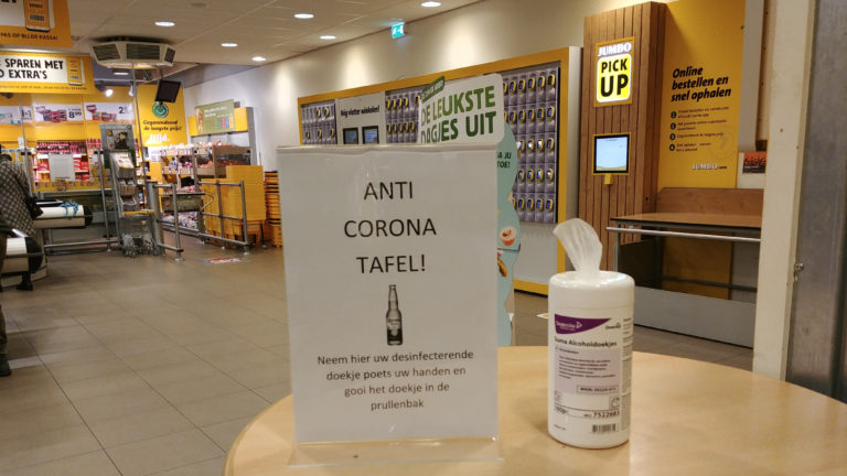 Alkmaarse supermarkt neemt, met knipoog, ‘corona-maatregel’: “Het is meer een stukje dienstverlening”