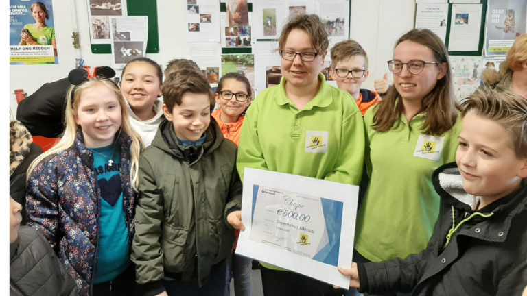 Daltonschool Liereland doneert 500 euro aan vertrekkend Dierentehuis Alkmaar