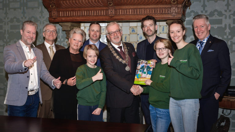 Kids Climate Conference overhandigt oplossingen aan burgemeester Bruinooge
