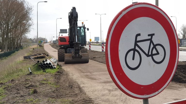Raar maar waar: fietsers proberen al over Leeghwaterbrug te fietsen