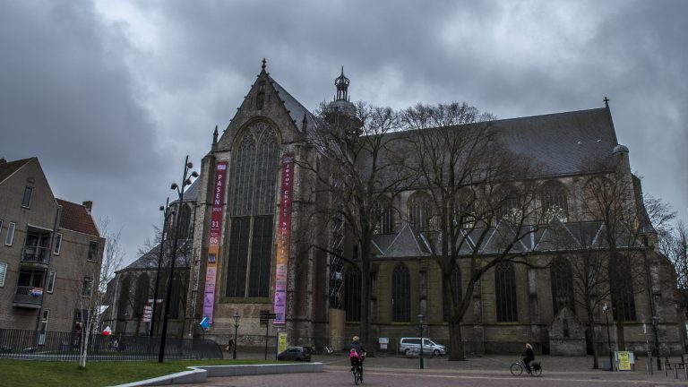 Renovatie van zes glas-in-lood vensters aan noordzijde van dwarsbeuk Grote Kerk Alkmaar