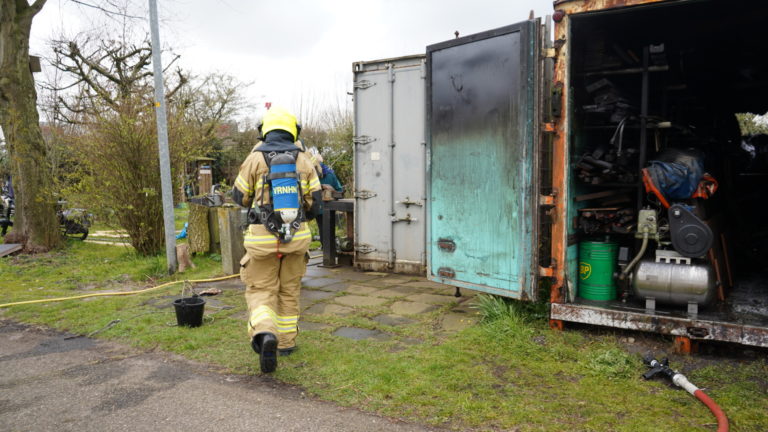 Omvallende vuurkorf zet tuinset en opslagcontainer aan Zeglis in brand