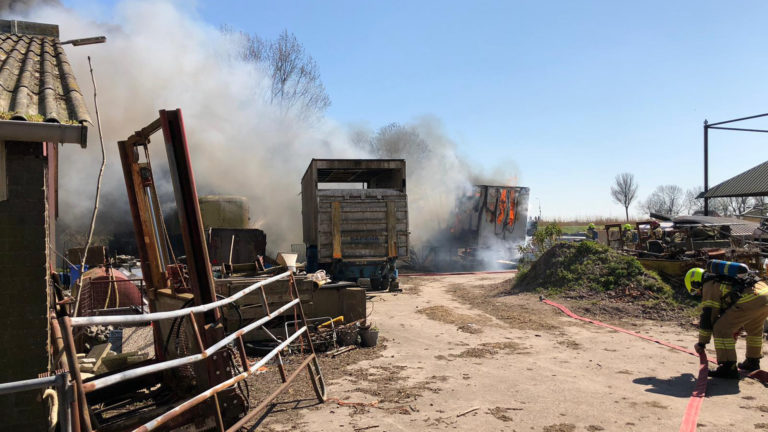 Vrachtwagen in brand bij boerderij aan Zuiddijk in De Rijp; mensen en dieren veilig