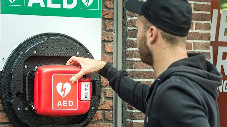 Schilderswijk I in Heerhugowaard krijgt eigen AED: “Actie een groot succes”
