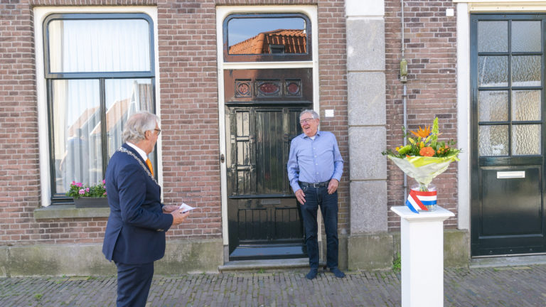 Burgemeester Bruinooge verrast Alkmaarders thuis met koninklijke onderscheidingen