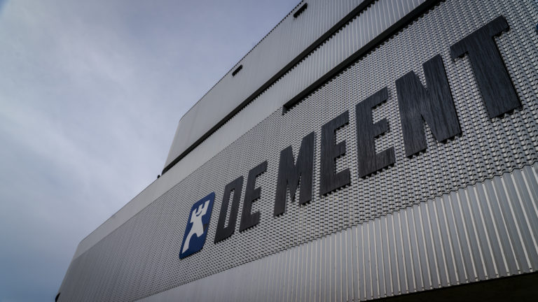D66 Alkmaar noemt fysieke raadsvergadering “verkeerd signaal naar bevolking”