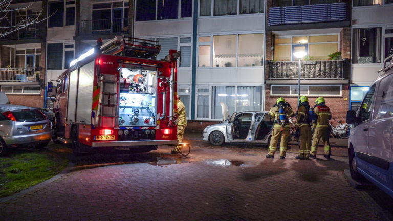 In Van Goghlaan geparkeerde Suzuki Swift total-loss door vermoedelijke brandstichting