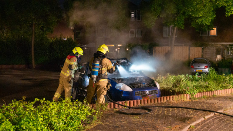 Op Arkplein in Alkmaar geparkeerde Fiat gaat in vlammen op