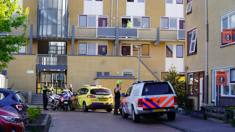 Stennis trappende, verwarde bewoner afgevoerd per ambulance vanaf Amelandstraat