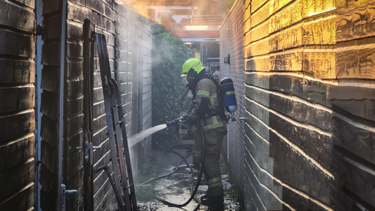 Schuur in Ooijevaarstraat in Alkmaar valt ten prooi aan vlammen