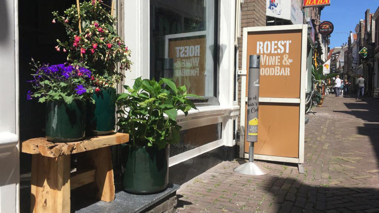D’ Oude Stad adopteert drie peukenpalen: “Take care of Alkmaar’s Old City”