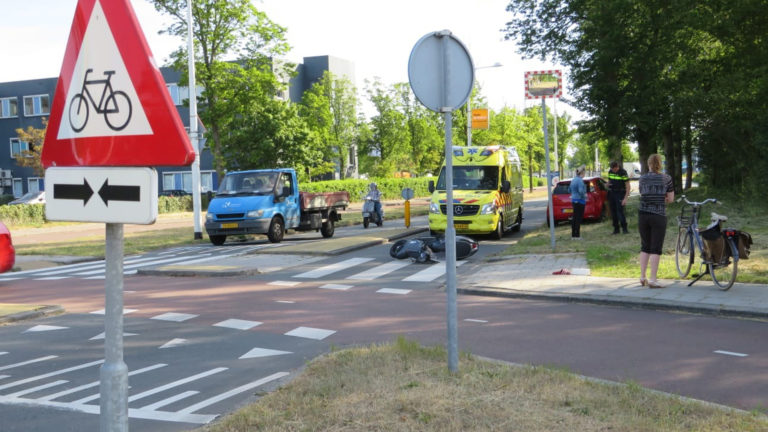 Scooterrijder gewond bij aanrijding op rotonde Hertog Aalbrechtweg