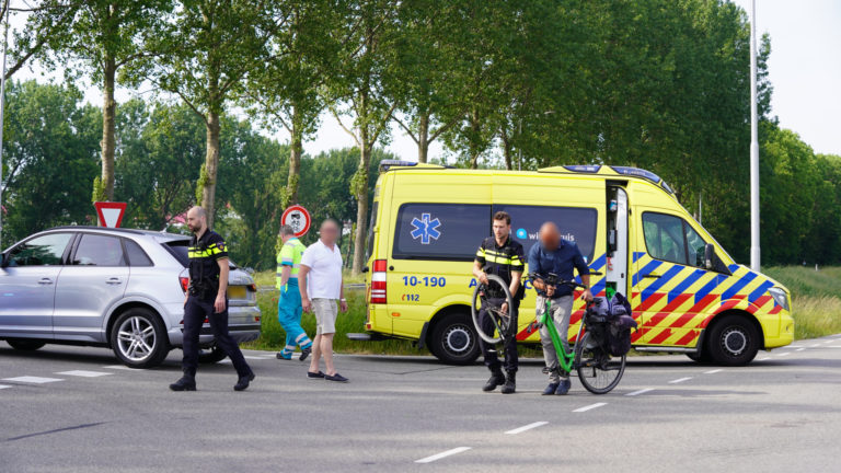 Voornamelijk materiële schade na aanrijding tussen fiets en auto bij Zuidschermer