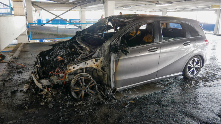 Mercedes brandt uit in parkeergarage Kanaalschiereiland Alkmaar
