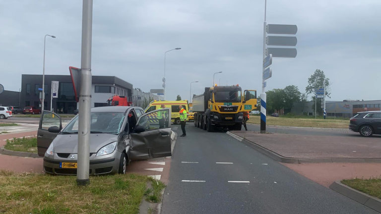 Auto aangereden door vrachtwagen in Heerhugowaard