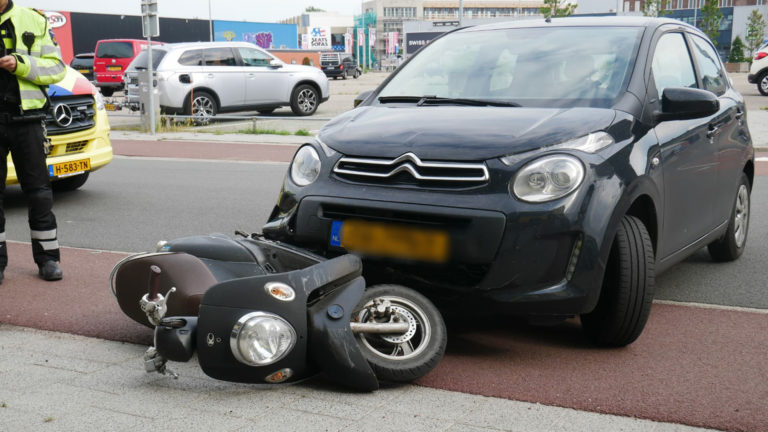 Scooterrijder lichtgewond bij aanrijding op Pettemerstraat in Alkmaar