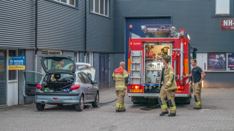 Auto in brand bij bedrijfspand aan Zijperstraat in Alkmaar