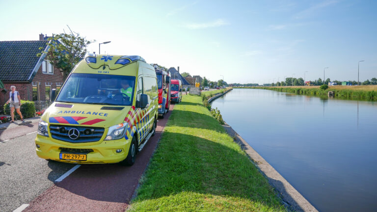Automobilist mist bocht en belandt in Noordhollandsch Kanaal bij Koedijk