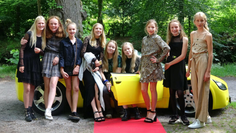 Première nieuwste film groep 8 Van Reenenschool in Cinebergen met bubbels en babbels