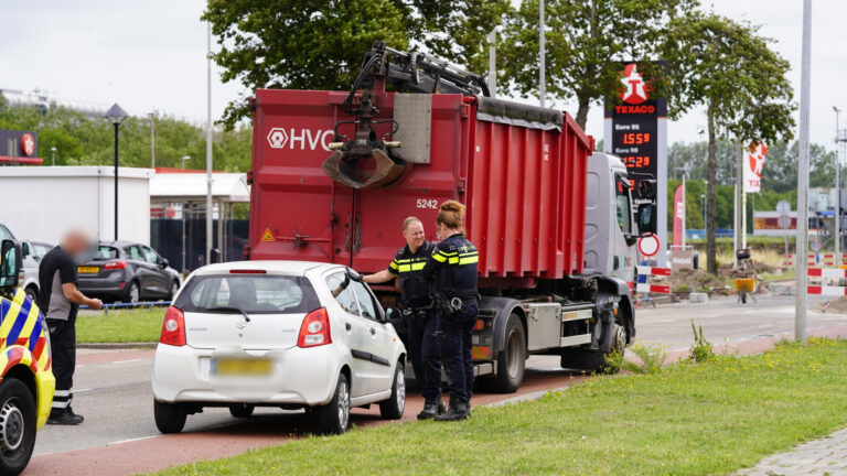 Auto rijdt achterop vrachtwagen op de Smaragdweg in Alkmaar