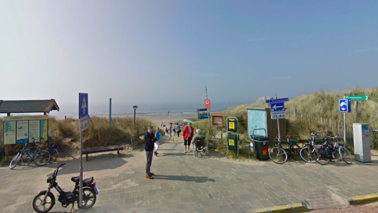Camera bij strandopgang bij paviljoen De Jongens in Bergen aan Zee