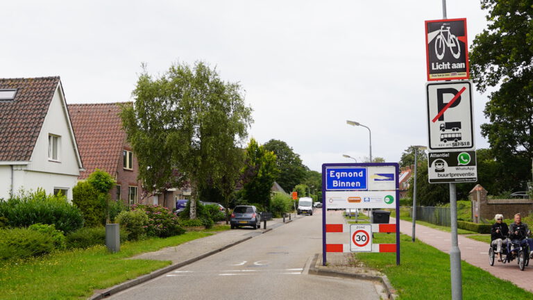 Verdachte situatie: twee vrouwen in auto fotograferen huizen in Egmond-Binnen