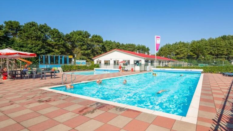 Egmondse senioren mogen hele zomer zwemmen bij Roompot vakantiepark