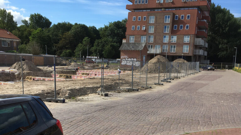 Ergernis in Oud-Overdie: “Al weken illegaal tientallen parkeerplaatsen ingenomen”