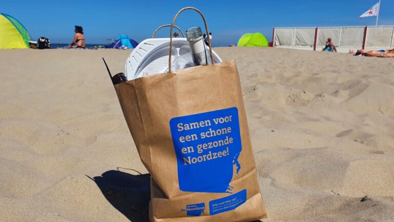Stichting De Noordzee maakt schoonmakers van Egmondse strandgasten