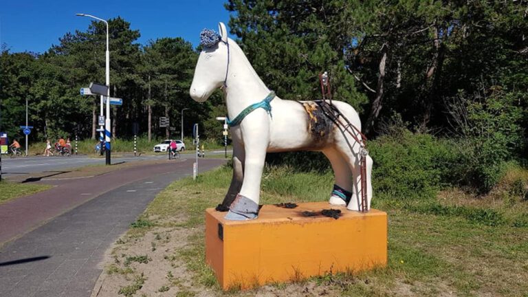 Gemeente onderzoekt schade aan Egmonds kunstpaard na vandalisme, kunstenares is kritiek zat